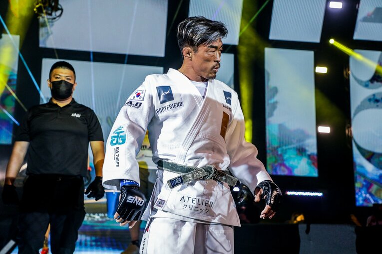 「那須川天心や武尊とは違うんですよ、僕は」青木真也が因縁の秋山成勲に大逆転KO負け…帰国して語った本音とこれから「50歳になっても」(34)