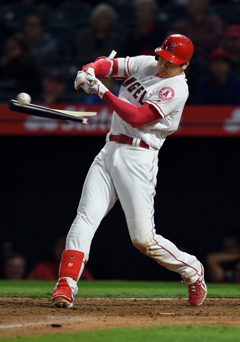 大谷翔平の木製バットが真っ二つに　©Getty Images