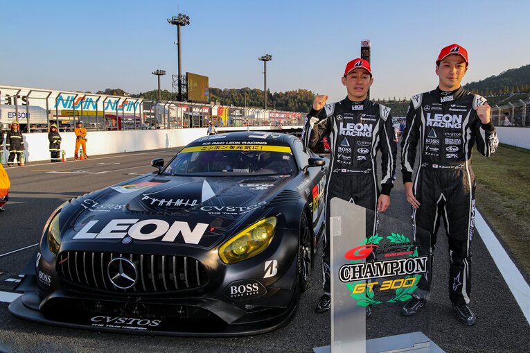 2018年にはSUPER GT300シリーズのチャンピオンに輝いた蒲生（右）　©Takashi Ogasawara