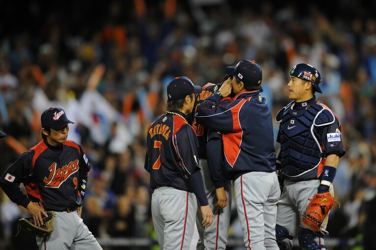 岩隈久志を労う山田久志コーチ　©︎Naoya Sanuki