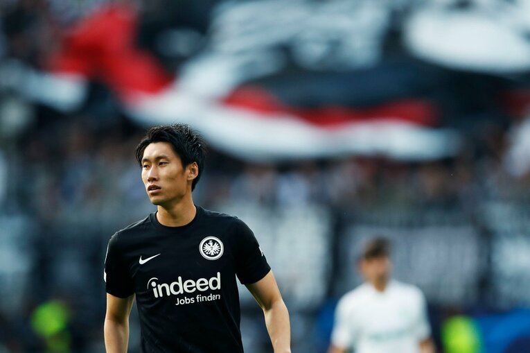 「“鎌田大地と守田英正が一緒に写った1枚”を狙いたいけど…」「長谷部誠はすでにコーチのように」CL日本人対決と“美しい夕焼け”撮影ウラ話(46)