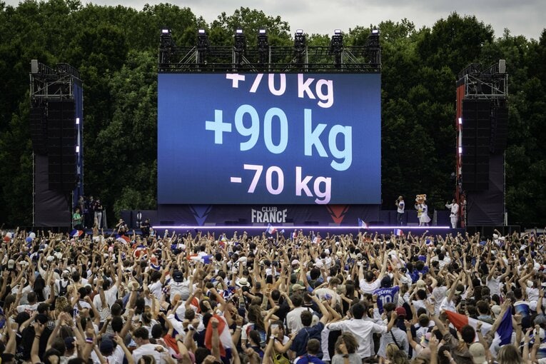 ルーレットが「+90kg」で止まった瞬間。パリ市内のパブリックビューイング会場ではフランスファンが熱狂した　©AFLO