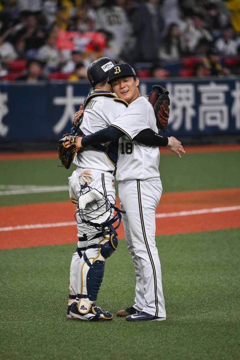 山本由伸と若月捕手のハグを別アングルから（1枚目／2枚中）©︎Nanae Suzuki