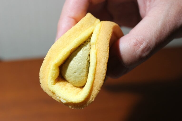 「茶っふる」のほうじ味。ふわふわのワッフルに香ばしいほうじ茶クリームがサンドされている　©Number Web