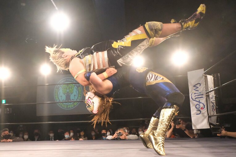 投げっぱなしのジャーマンスープレックスから、タイガースープレックスの連続攻撃