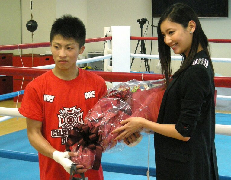 20歳の誕生日で…タレントの菜々緒さんから花束をもらう　©JIJI PRESS