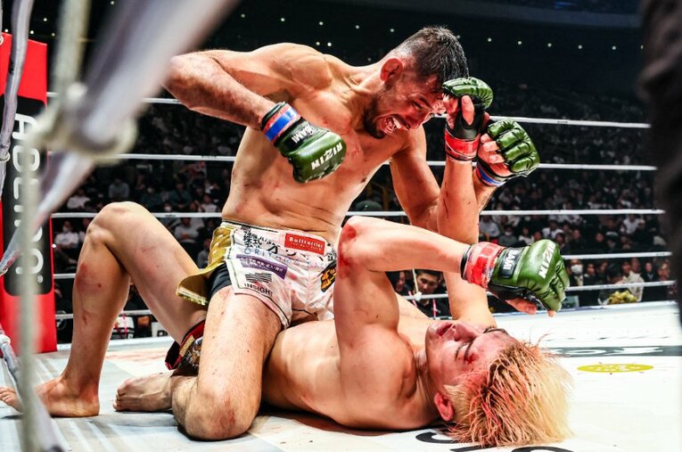 マウントポジションから鈴木千裕にパウンドを落とすクレベル・コイケ。年またぎの大熱戦を制してRIZINフェザー級王者に返り咲いた ／ photograph by RIZIN FF Susumu Nagao