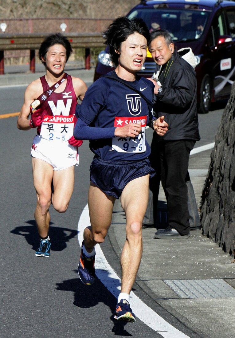 往路5区で東洋大・柏原竜二（手前）が早稲田大・三輪真之（奥）を抜いてトップへ浮上　©︎JIJI PRESS