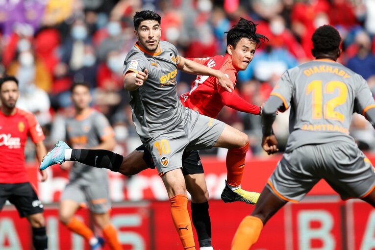 久保建英が“不可解判定”に怒った！ ラフプレーに抗議→イエローも…「バモス！クボ」とファンが信頼する理由〈撮影者の視点〉(30)