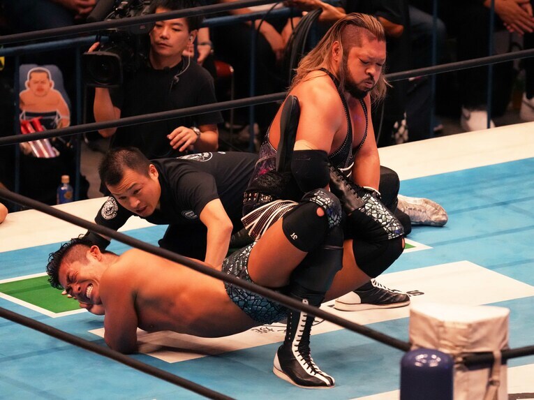 SANADAをスコーピオン・デスロックで攻めるEVIL