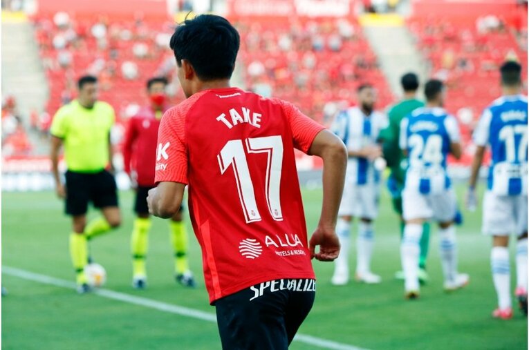 久保建英からスパイクをもらったファンが超嬉しそう… 絶妙だったボールコントロールとお辞儀、監督も“好プレーへの労い”〈激写〉(3)