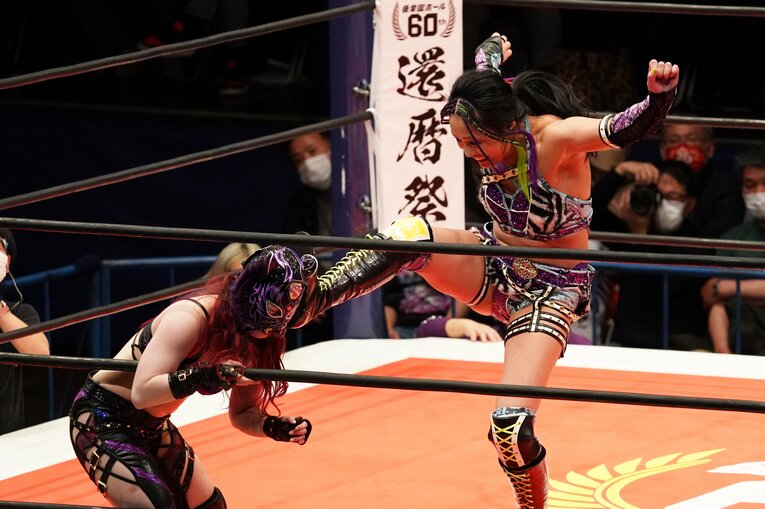 野崎渚の強烈な蹴りを浴びるスターライト・キッド