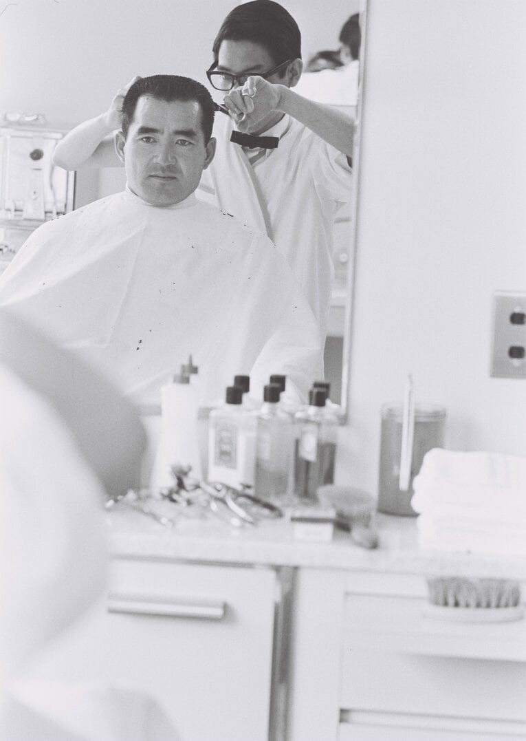 激レアな散髪姿　©BUNGEISHUNJU