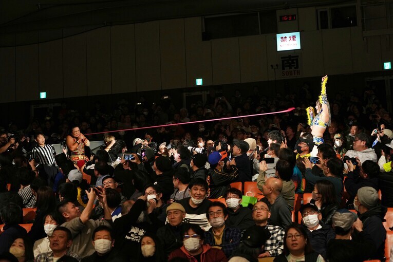 ウナギ・サヤカのゴムパッチン攻撃が里村明衣子を襲う　©Essei Hara