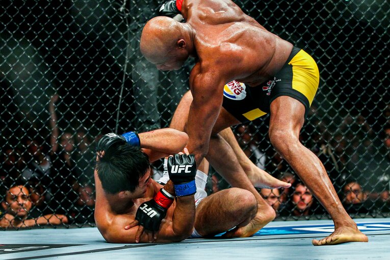 勝負を決めたアンデウソン・シウバのパウンド　©Susumu Nagao