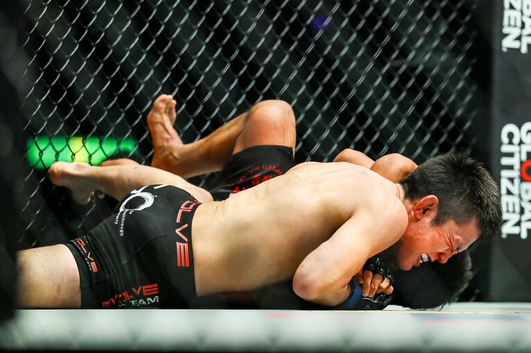 フォラヤンに肩固めを極める青木真也　©ONE Championship Susumu Nagao