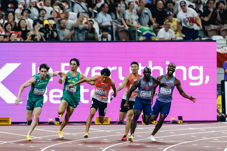 400mリレー予選での3走・桐生→4走・鵜沢のバトンパス。隣の優勝候補、イギリスはバトンが渡らなかった　©Kiichi Matsumoto