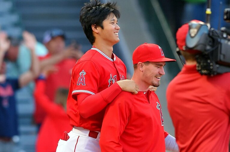 2018年の大谷翔平と仲良しのヒーニー。チームが変わっても、その友情は変わらない ／ photograph by AFLO