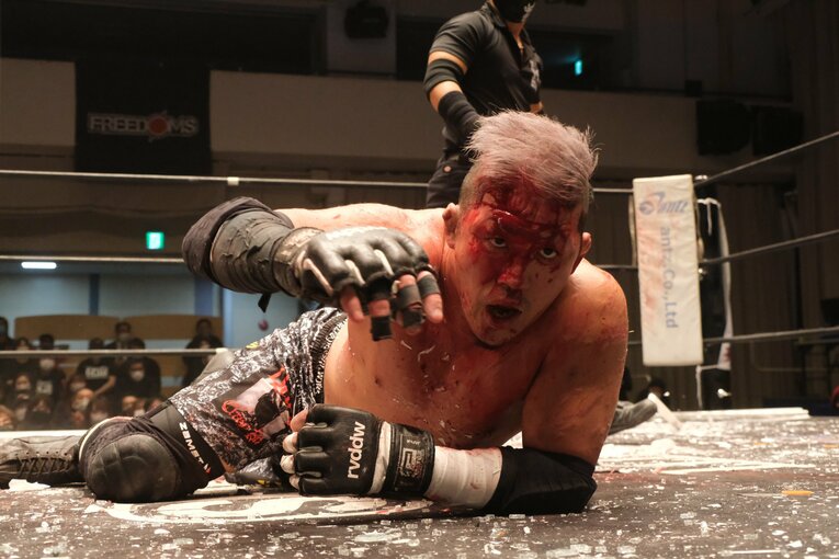 「デスマッチ・イズ・マイライフ」妻の急死を乗り越えた“クレイジー・キッド”竹田誠志の決意「蛍光灯やカミソリで傷つけ…でもそれが生きがい」(63)