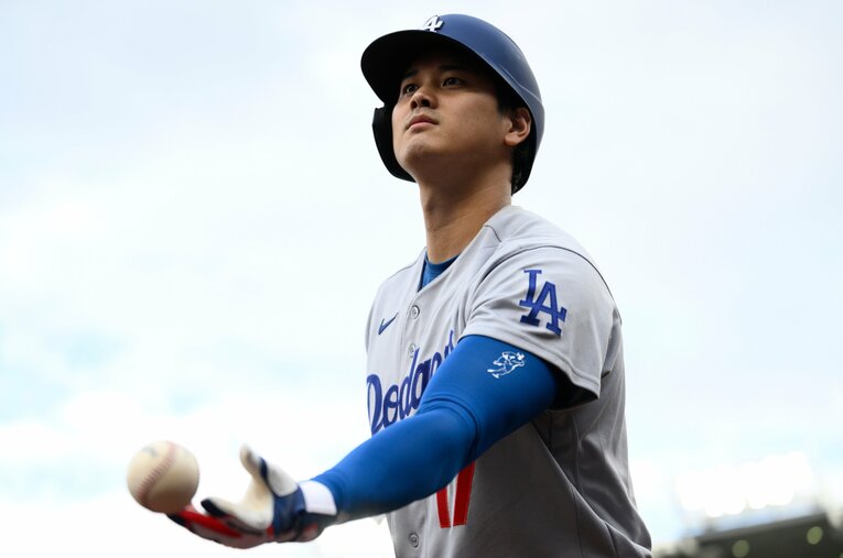 ワシントン遠征での大谷翔平。雨によって試合開始が遅れる中での秘話とは（写真は右に続きます）　©AP/AFLO