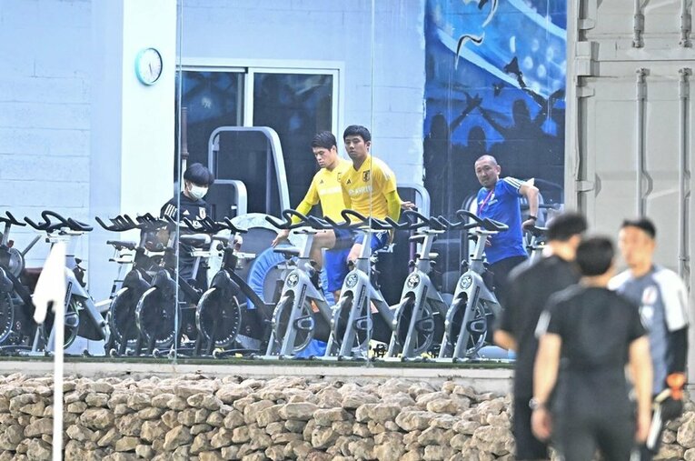 チームとは離れ、別メニューで練習を行う遠藤。“欠場濃厚”とされているが、出場はあるのか ／ photograph by Takuya Kaneko／JMPA