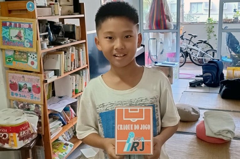 フットサルの試合でのMOM賞を手に　©Hiroaki Sawada