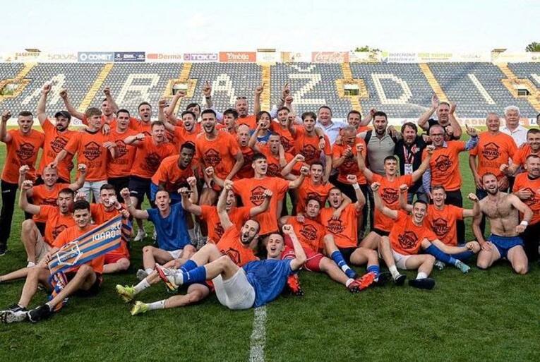 1部昇格を決めてバラジディンのチームメイトと祝う浦田樹　©Siniša Sović / NK Varaždin