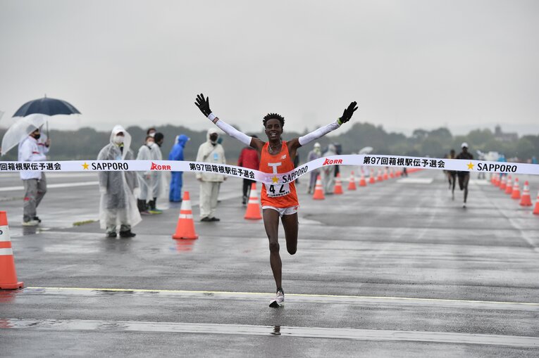 昨年の箱根駅伝予選会では拓殖大のJ.ラジニが優勝。日本人トップになった順天堂大の三浦龍司は5着に入っている　©JMPA