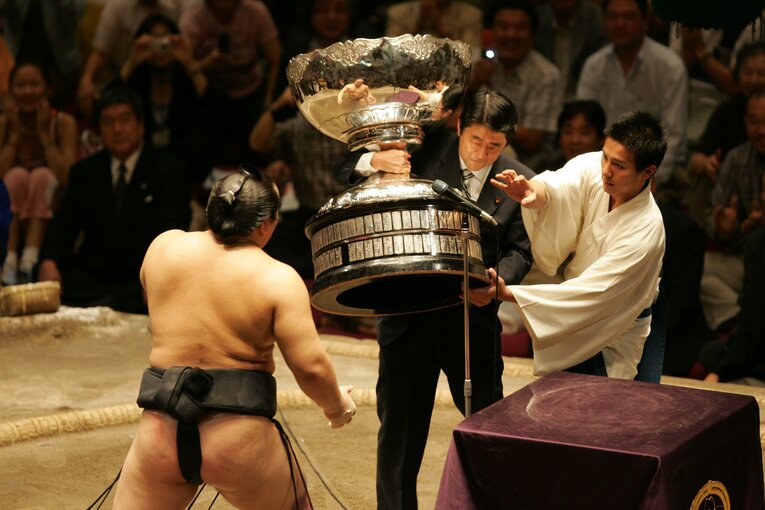 安倍晋三氏と表彰式で　©BUNGEISHUNJU