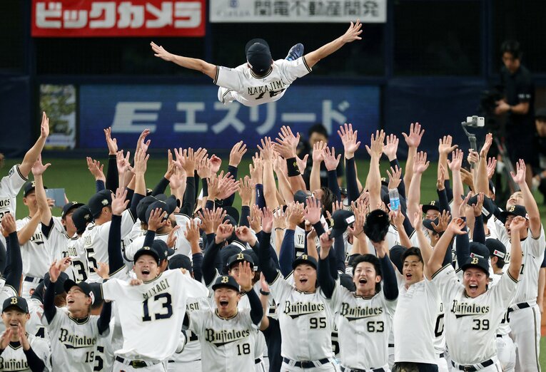 選手たちの手で高々と宙に舞った中嶋監督　©︎JIJI PRESS