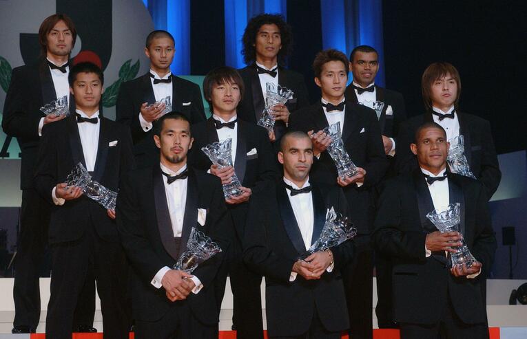 2003年のJリーグアウォーズで、ベストイレブンに選ばれたウェズレイ（前段右端）…写真はまだまだ続きます　©JIJI PRESS