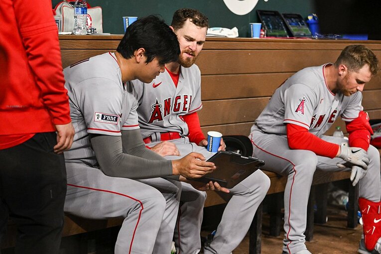 【大谷さん、ベンチでの愛されショット】勉強中の大谷 ／ photograph by Nanae Suzuki