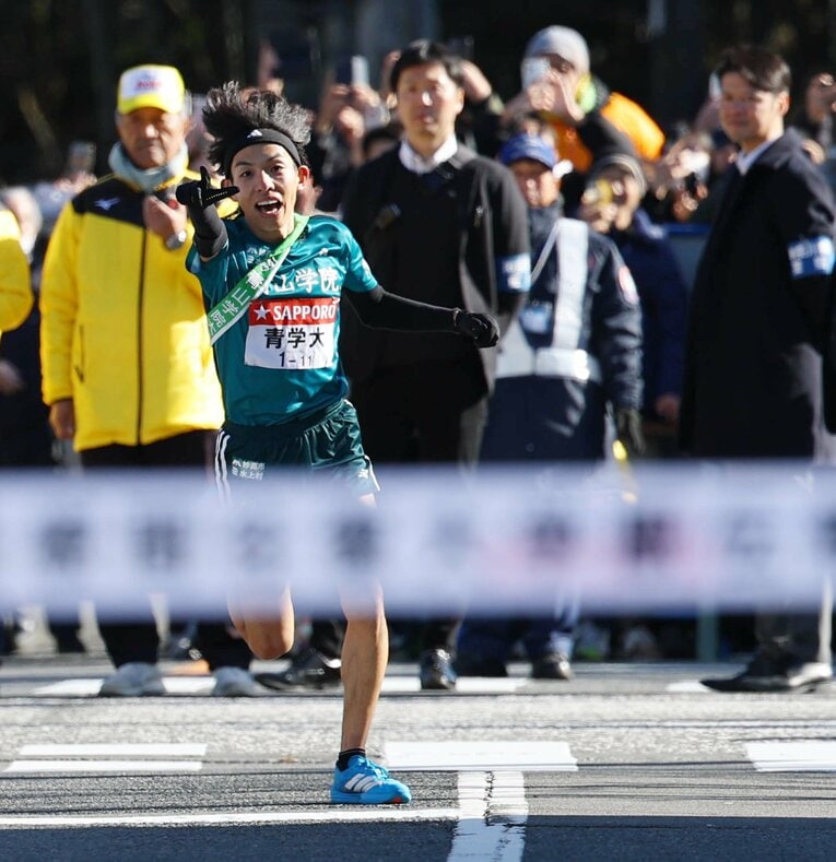 3分25秒差をひっくり返し、往路優勝。“名探偵ポーズ”を見せた黒田朝日　©Sankei Shimbun