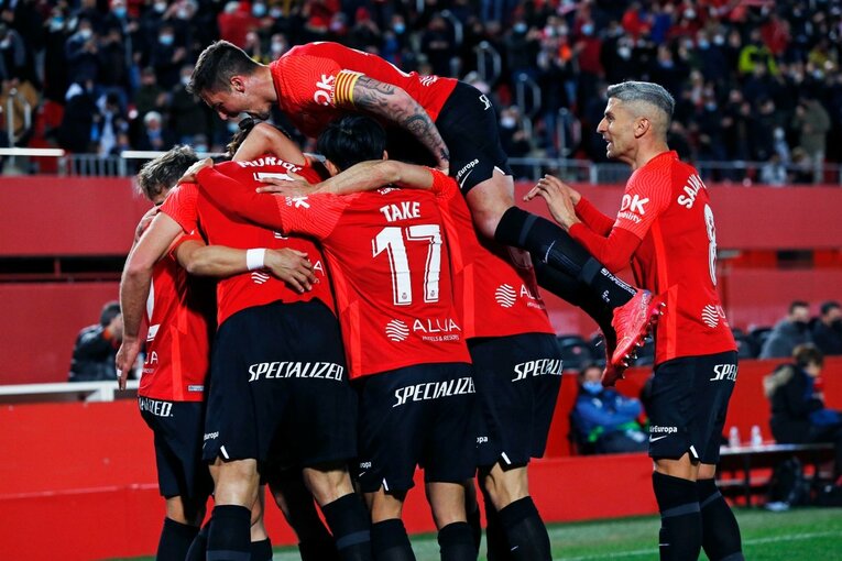 久保建英の“劇的決勝ゴール後に消えた疾走”は「客席に飛び込みたかったけど高すぎて無理」だった？《カメラマンが見た真相》(27)