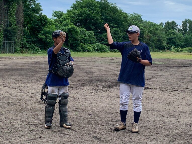 キャッチャー渡部と投球について話し込むピッチャー上出（筆者撮影）