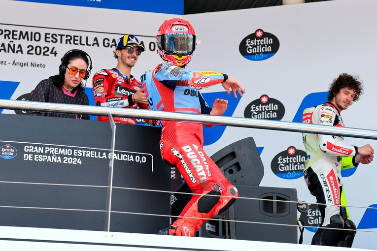 決勝レース後のセレモニーで前戦に続いて“ゆかいな”ダンスを披露したマルケス。全盛期の明るさが戻ってきた ／ photograph by Satoshi Endo