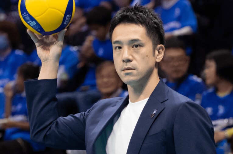 バレーボール男子日本代表・伊藤健士コーチ（44歳）。所属元の大阪ブルテオンでは今季から就任したトーマス・サムエルボ監督を支えている ／ photograph by OSAKA BLUTEON
