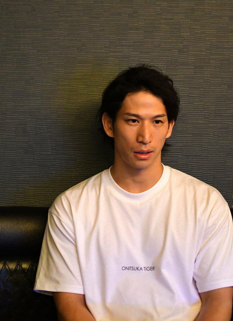 インタビューに答える現在の宇佐美塁大さん