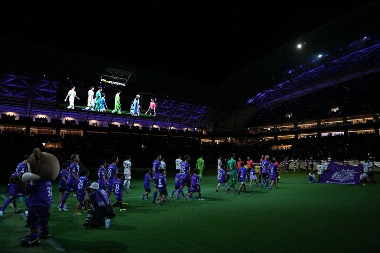 9月28日、J1第32節。入場する広島と町田の選手たち　©Masashi Hara