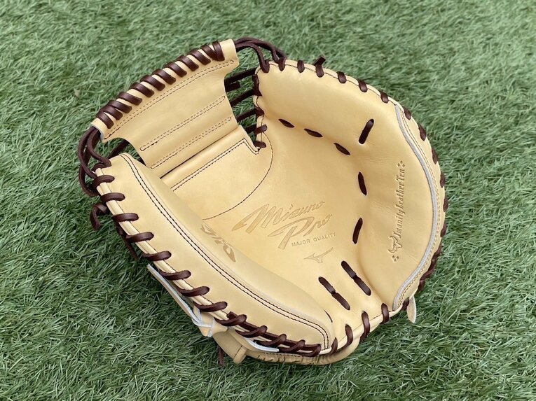 【高校球児ヒット商品】ミズノのキャッチャーミット。特にこのベージュ色は人気で「ずっと欠品状態」だという