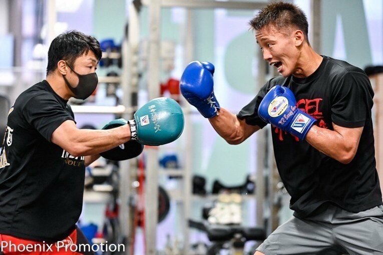 八重樫東トレーナー（左）との練習風景（写真・大橋ジム提供）