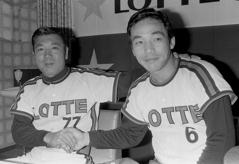 1982年、自身初の三冠王を獲得した際の落合（左は山本一義監督）　©JIJI PRESS