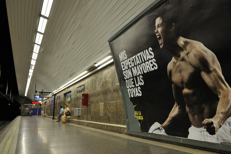 2010年、サンチャゴ・ベルナベウ駅の壁に飾られたクリスティアーノ・ロナウドの肉体美　©Takuya Sugiyama