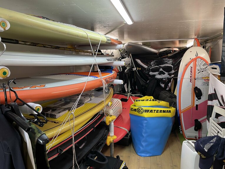 「TAKA SLIDE」店内の様子　 ©Takashi Ishizuka