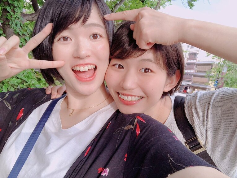 親友・白井美沙紀さん（元東レアローズ）との２ショット（写真：白井さん提供）