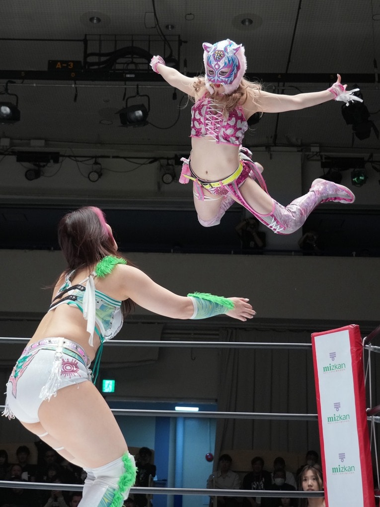 スターライト・キッドのフライングボディアタック　©Essei Hara