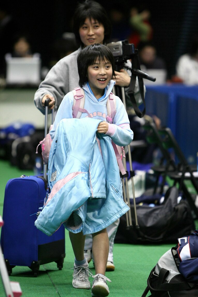 2009年、全日本卓球ジュニア女子で史上最年少勝利を挙げた日。母・真理子さんと　©JIJI PRESS
