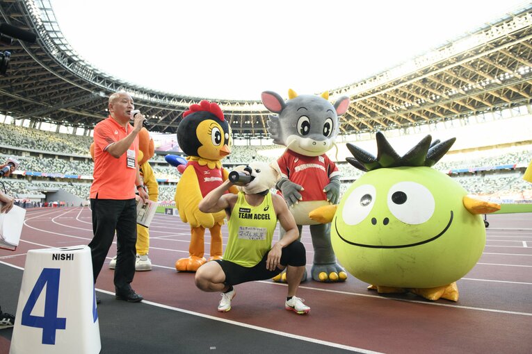 走った後の水分補給は大切だ　©Hirofumi Kamaya