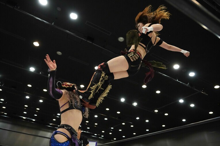 鈴季のドロップキックを浴びるキッド。6月18日、ベルサール汐留