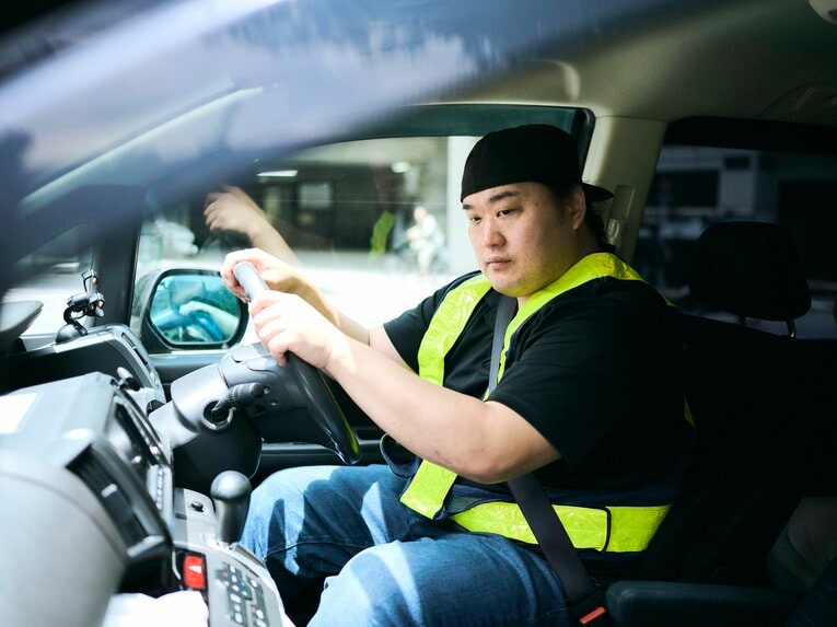 俳優業と配達業を両立させる澤田さん。日々の階段の上り下りもトレーニングの一環だと話す　©︎Yuki Suenaga